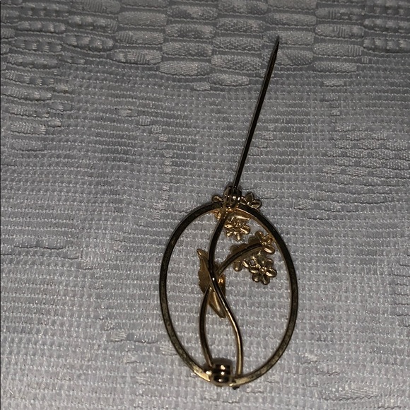 Floral Cluster Gold Tone Oval Brooch/Pin - Picture 3 of 7